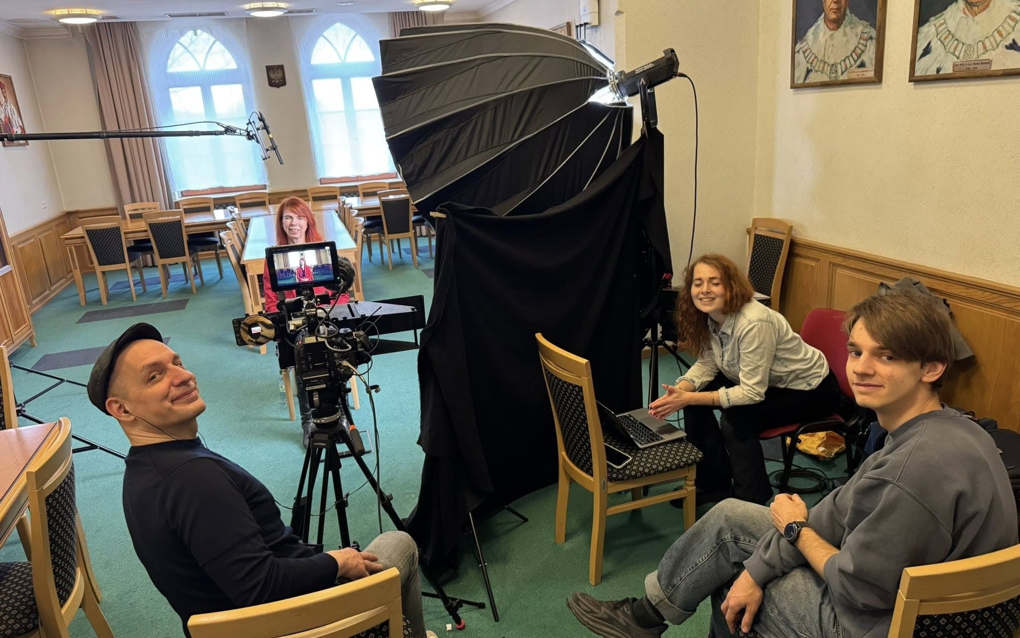 W Instytucie Pedagogiki i Psychologii nie tylko prowadzimy inspirujące wykłady, ale… czasem wchodzimy też na plan filmowy